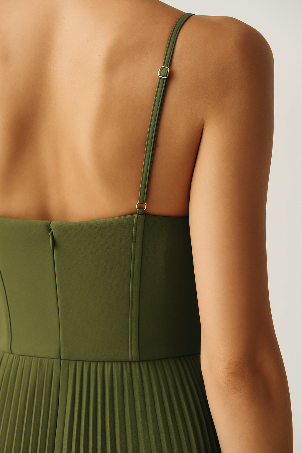 Solyne – Sin espalda en tejido plano, vestido