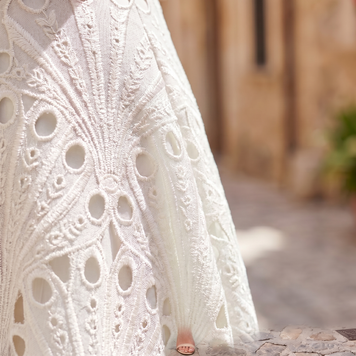 Velara – Cuello alto, de encaje, vestido midi